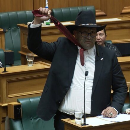 Jaunzēlandes maoru līderis uzvar cīņā pret kaklasaitēm parlamentā