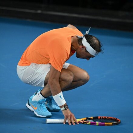 'Australian Open': galvenais favorīts Nadals gūst traumu un zaudē otrajā kārtā