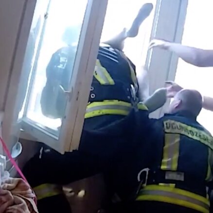 Video: Glābēji aiz kājām noķer no ceturtā stāva krītošu cilvēku