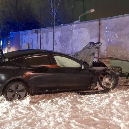 26 tūkstoši eiro – tik lietotājam izmaksās avārija Lubānas ielā ar nomas 'Tesla'