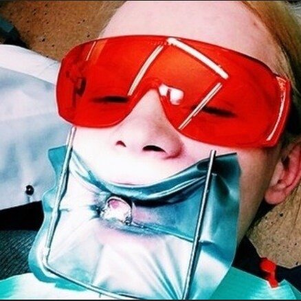 Sievišķīgais Jaroslavs pozē pat zobārsta kabinetā