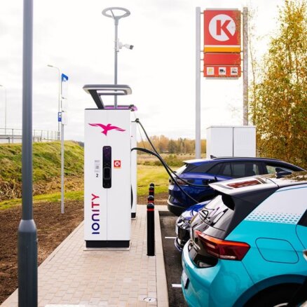 На заправке Circle K открыта первая в Латвии зарядная станция высокой мощности сети IONITY