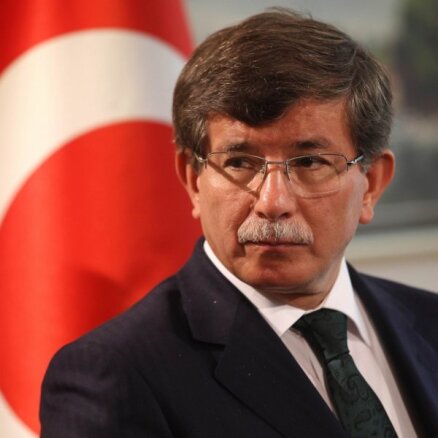 Turcijas premjerministrs kritis apsmieklā par kurdu miera procesa 'kļūdaino izlaišanu' no partijas manifesta