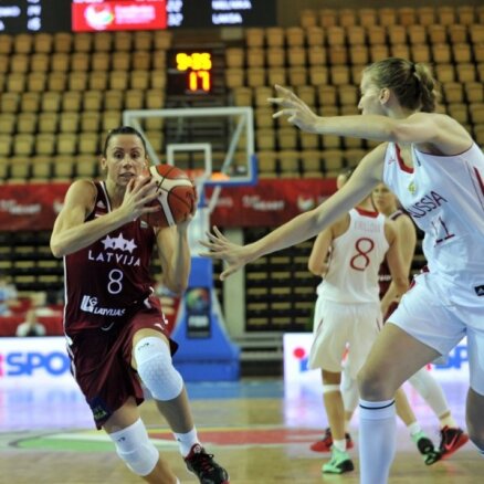 Latvijas basketbolistes ar svarīgu uzvaru pār Krieviju saglabā cerības turpināt EČ