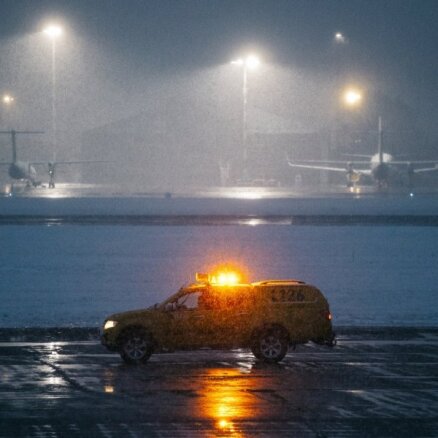 Rīgas lidostā nosēšanās laikā no skrejceļa noslīdējusi 'airBaltic' lidmašīna (plkst.03.14)