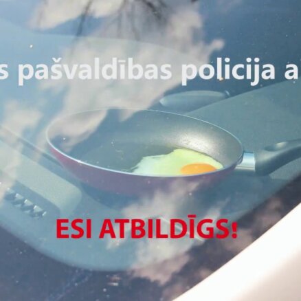 Rīgas pašvaldības policija demonstrē, ka uzkarsušā auto var pat izcept olu