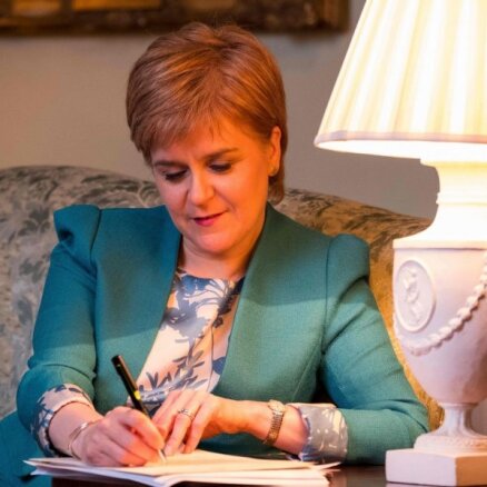 Skotijas valdība oficiāli lūdz Mejas atļauju rīkot neatkarības referendumu