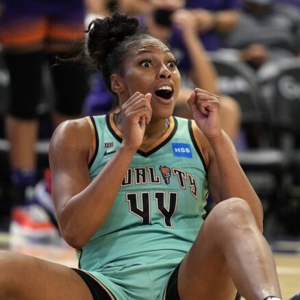 Video: WNBA spēlē kuriozi iemet bumbu savā grozā