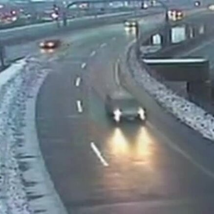 Video: ASV automašīna nokrīt no viadukta