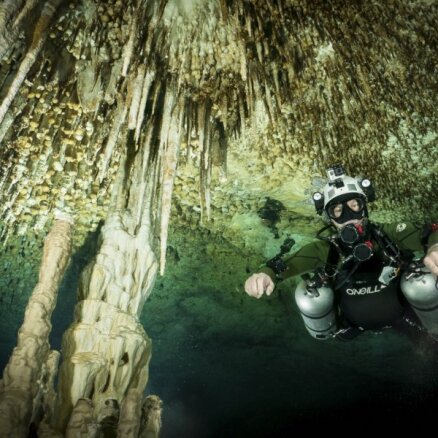 Krāšņi foto: Zemūdens ceļojums stalaktītu alā