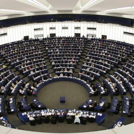 EP deputāti Ungārijas premjeru sagaida ar protestiem pret mediju likumu