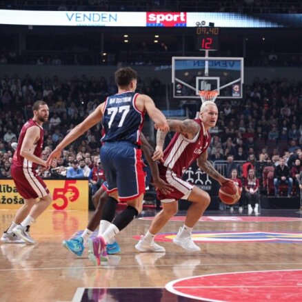 Latvijas basketbolisti svētku atmosfērā notur vadību pret Lielbritāniju
