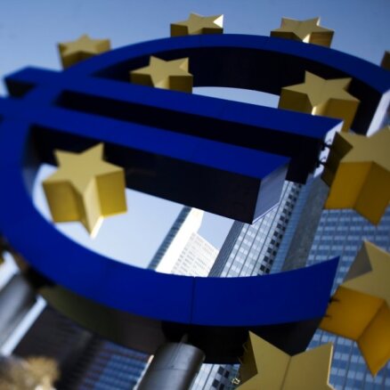 Eiro vērtība nokrītas līdz gandrīz 12 gados zemākajam līmenim