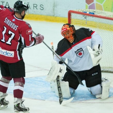 Хоккеисты Латвии переиграли в первом матче Euro Ice Hockey Challenge Японию (ФОТО)