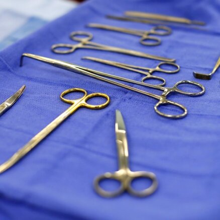 Unikālā operācijā mikroķirurgi izglābj jaunu sievieti no rokas amputācijas