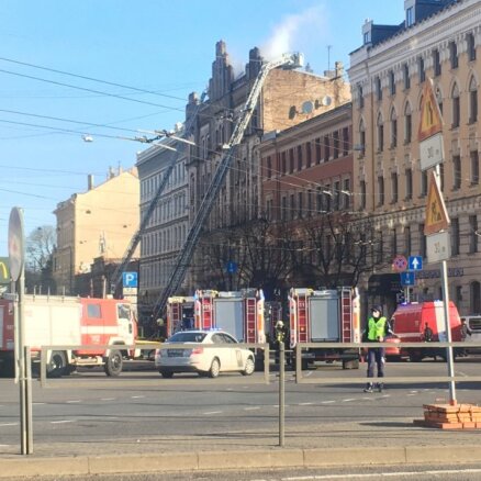 Likvidēts ugunsgrēks nelegālajā hostelī Rīgas centrā, kurā bojā gāja astoņi cilvēki (plkst. 20.26)
