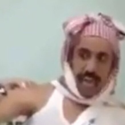 Video: Kā arābs reaģē uz adatas dūrienu