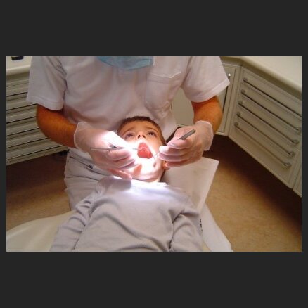 Zobārsts : krīze negatīvi ietekmē protezēšanu un implantoloģiju