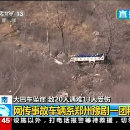 Video: Autobuss ar operdziedātājiem iekrīt Ķīnas aizā; 20 miruši