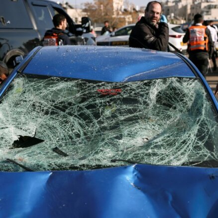 Automašīna iebrauc cilvēku pūlī Jeruzalemē; divi bojāgājušie