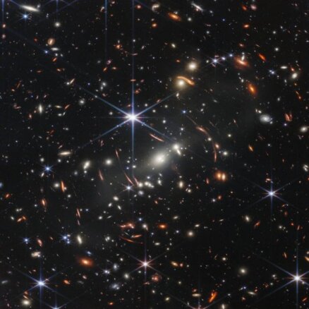 NASA опубликовало первый снимок с телескопа "Джеймс Уэбб"