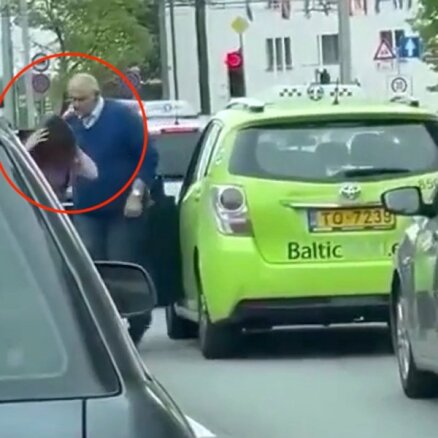 Video: Pārdaugavā taksists iesit pa seju citas kompānijas taksometra vadītājai