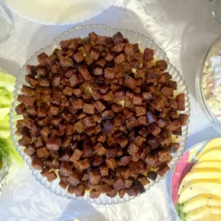 Foto recepte: Kārtainie pupiņu salāti ar ķiploku grauzdiņiem