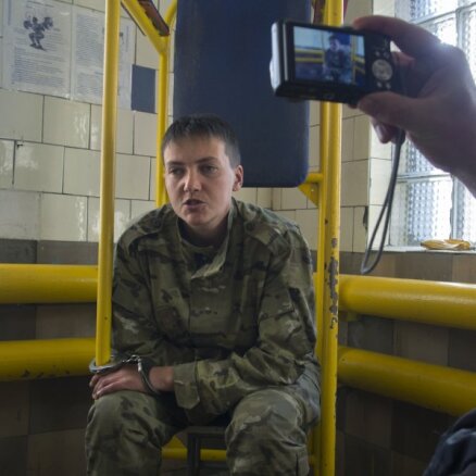 Летчицу Савченко оставили под арестом до конца октября
