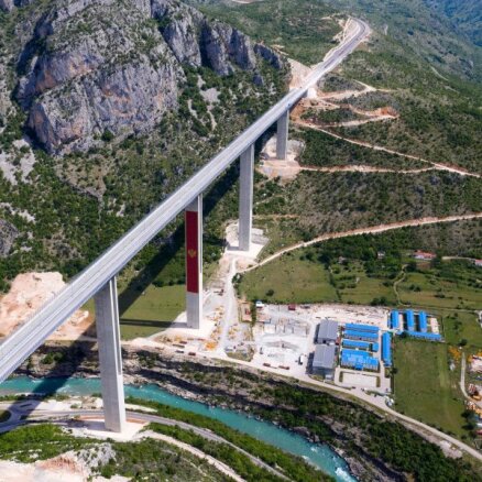 Par Melnkalni parādos iedzinušo Ķīnas būvēto lielceļu ievērojami pārmaksāts