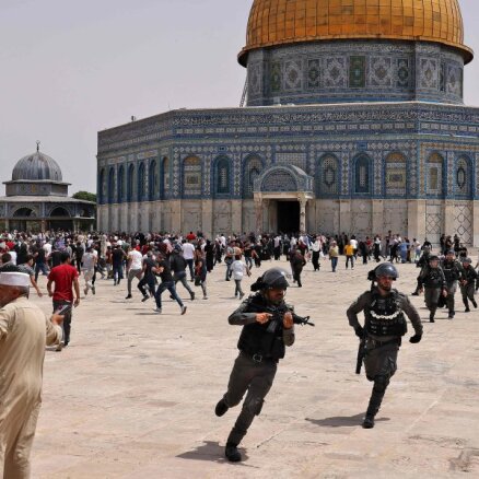 Izraēlas policija Jeruzalemē atkal iebrūk Aksas mošejā