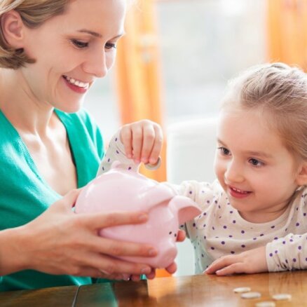 Seši padomi, kā bērnam iemācīt naudas vērtību un to, kā ar to rīkoties