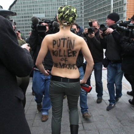 Femen устроили акцию против Путина и за "Евромайдан"