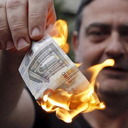 Grieķijas bankas uz nedēļu slēdz; bankomātos var izņemt 60 eiro dienā
