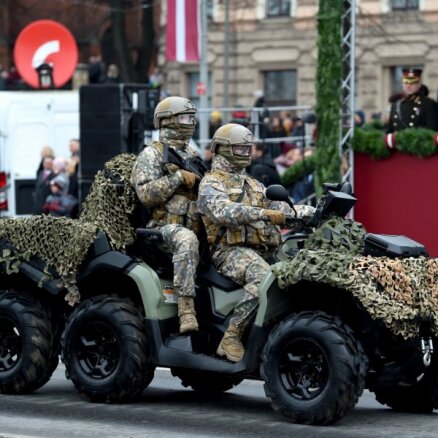 Foto: Militārā tehnika un karavīri mirdz svētku parādē