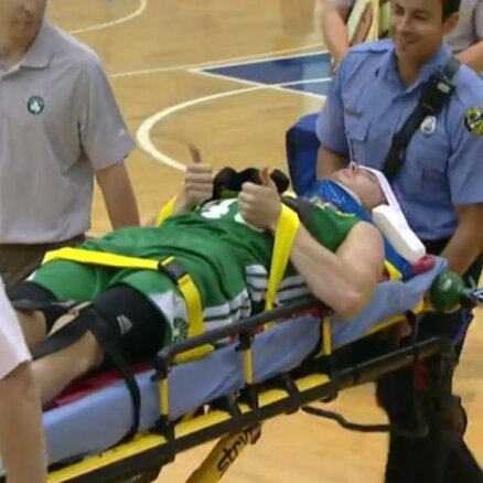 Video: Dairi Bertānu NBA Vasaras līgas spēlē no laukuma nogādā slimnīcā