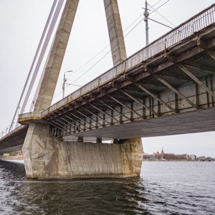 Atbalsta Rīgas tiltu un Mūkusalas krastmalas atjaunošanu un pārbūvi
