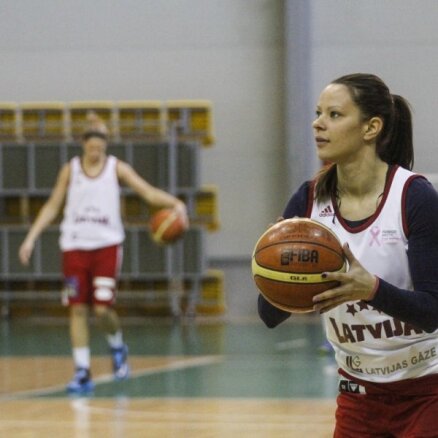 Uz pirmo Latvijas sieviešu basketbola izlases treniņu ierodas galvenokārt Latvijas klubus pārstāvošas spēlētājas
