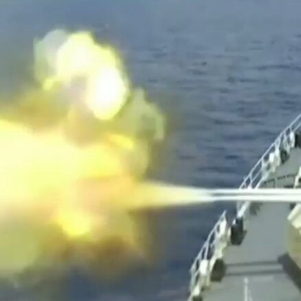 Video: Ķīnas karakuģi rāda uguns jaudu mācībās Klusajā okeānā