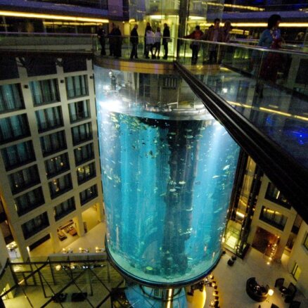 ФОТО. В центре Берлина лопнул гигантский аквариум, в котором жили полторы тысячи рыб