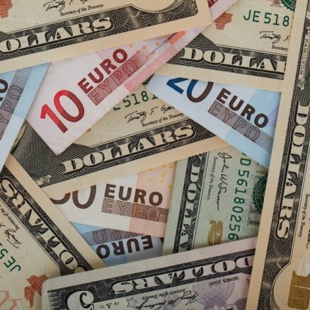 Eiro vērtība samazinās līdz dolāra vērtībai