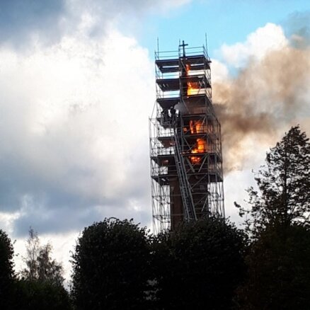 Video: Piņķos ar atklātu liesmu aizdedzies Svētā Jāņa baznīcas tornis