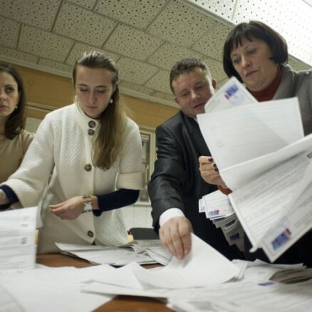 Novērotāju grupa: 'Vienotā Krievija' Valsts domes vēlēšanās ieguva par 20% mazāk balsu nekā oficiāli paziņots