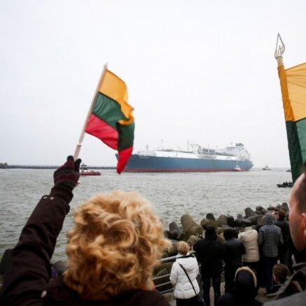 ФОТО: в Литву прибыло судно, гарантирующее газовую независимость от России