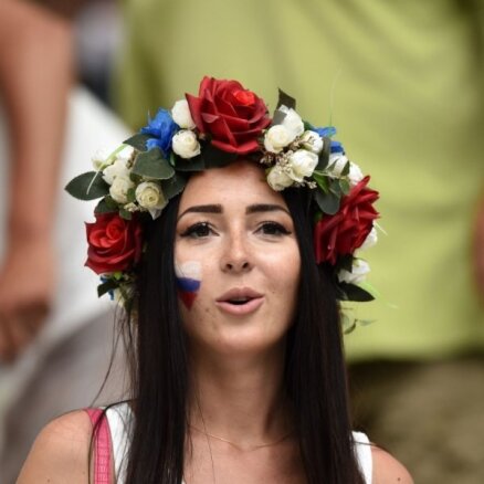 ФОТО: Красивые болельщицы и колоритные фанаты ЕВРО-2016