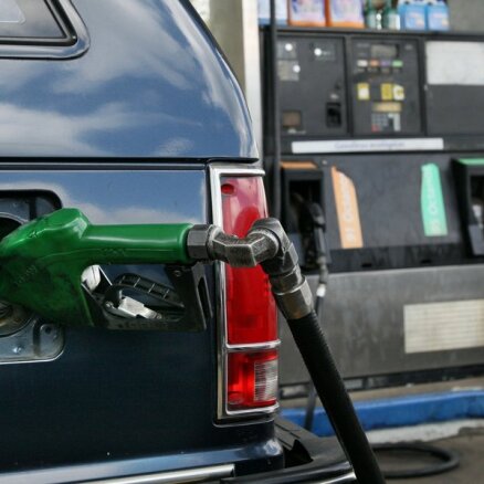 В Латвии продолжают снижаться цены на бензин и дизтопливо