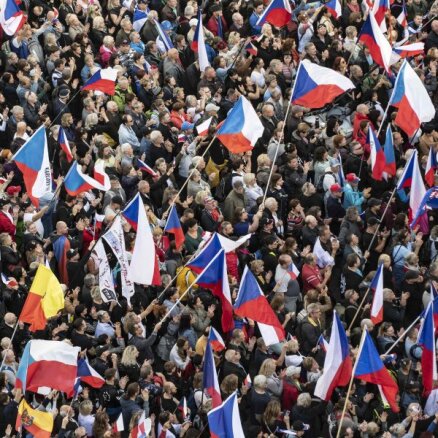 В Праге десятки тысяч человек протестовали против роста цен на энергоресурсы и за переговоры с Россией