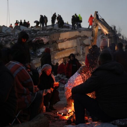 Zemestrīces upuru skaits Turcijā un Sīrijā pārsniedzis 21 000 (plkst.06:45)