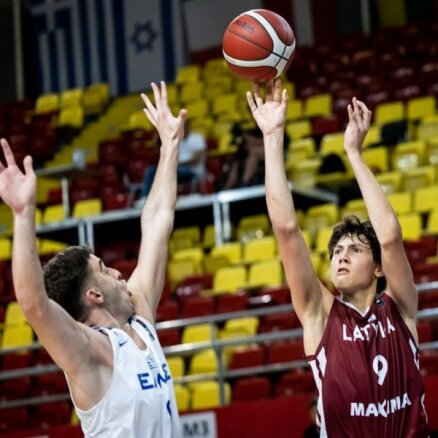 Latvijas U-16 basketbolisti uzvar Serbiju un nosargā vietu Eiropas elitē