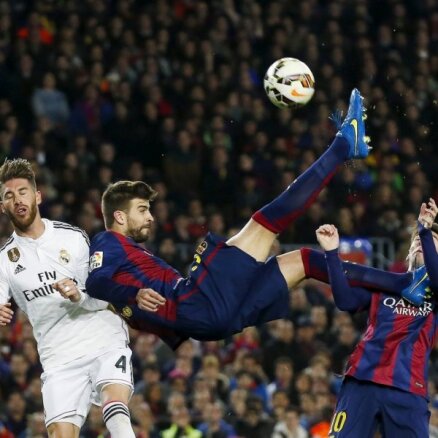 'Barcelona' futbolisti uzvar 'El Clasico' un pietuvojas Spānijas čempionu titulam