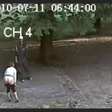 Rīgā novērsts čurāšanas mēģinājums